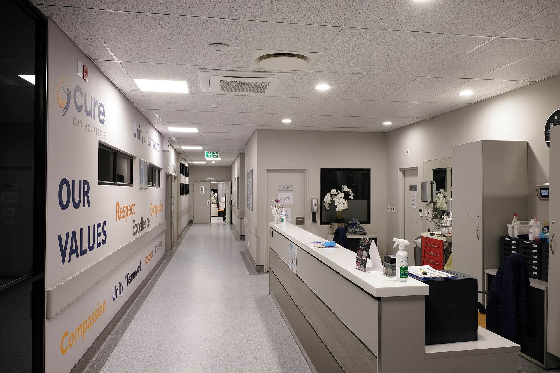 0003144_sleek-modern-functional-hospital-lighting