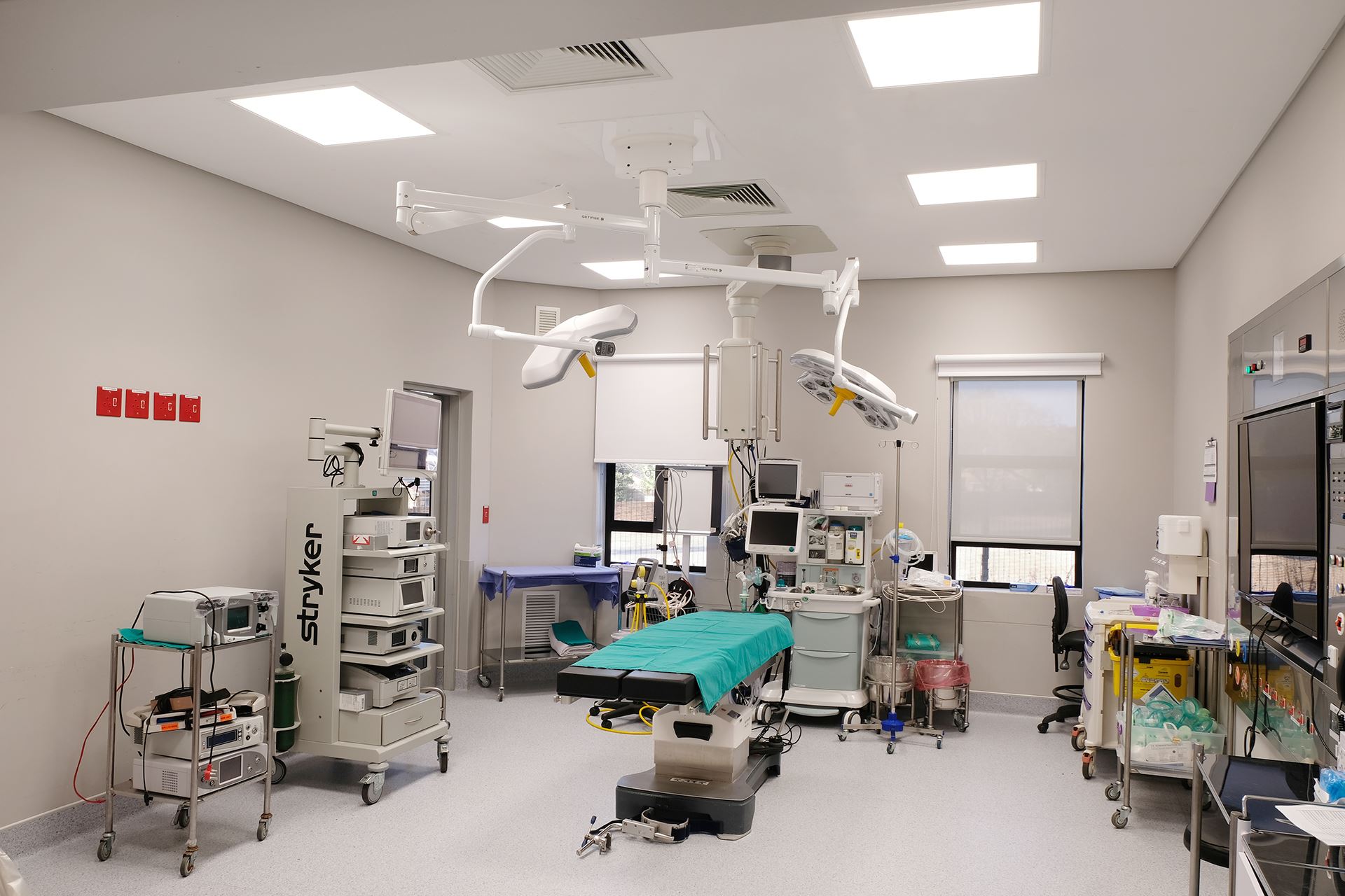 0003147_sleek-modern-functional-hospital-lighting